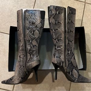 Women Beautiful Snakeskin Boots size 8 1/2 Color Black/Tan